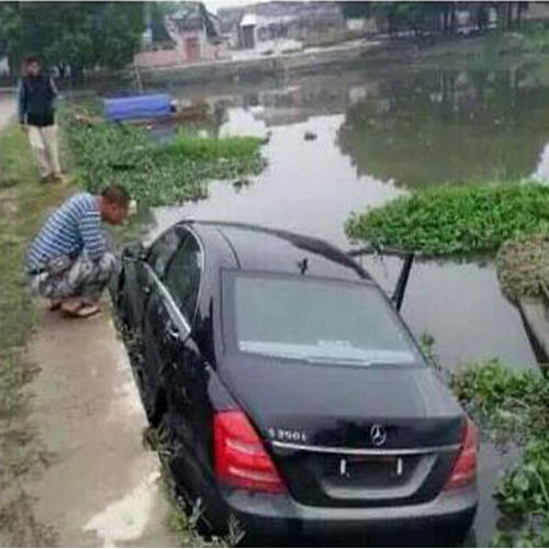 北京汽车陷入泥泞救援